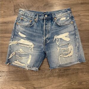Women’s Levi’s Shredded Indie Shorts in Size 28